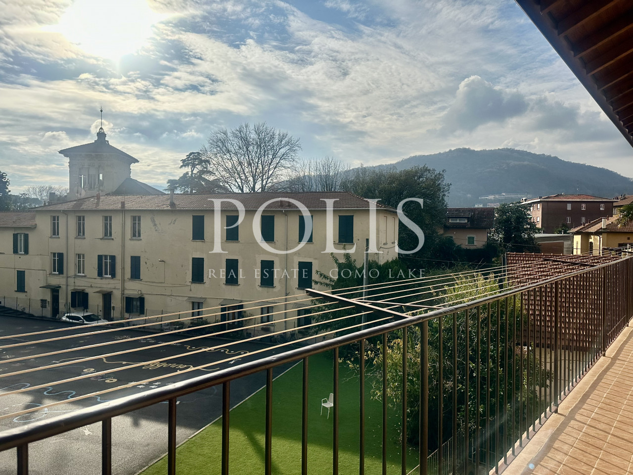 THREE-ROOM APARTMENT IN A RESIDENTIAL SETTING WITH PLENTY OF PARKING IN CERNOBBIO