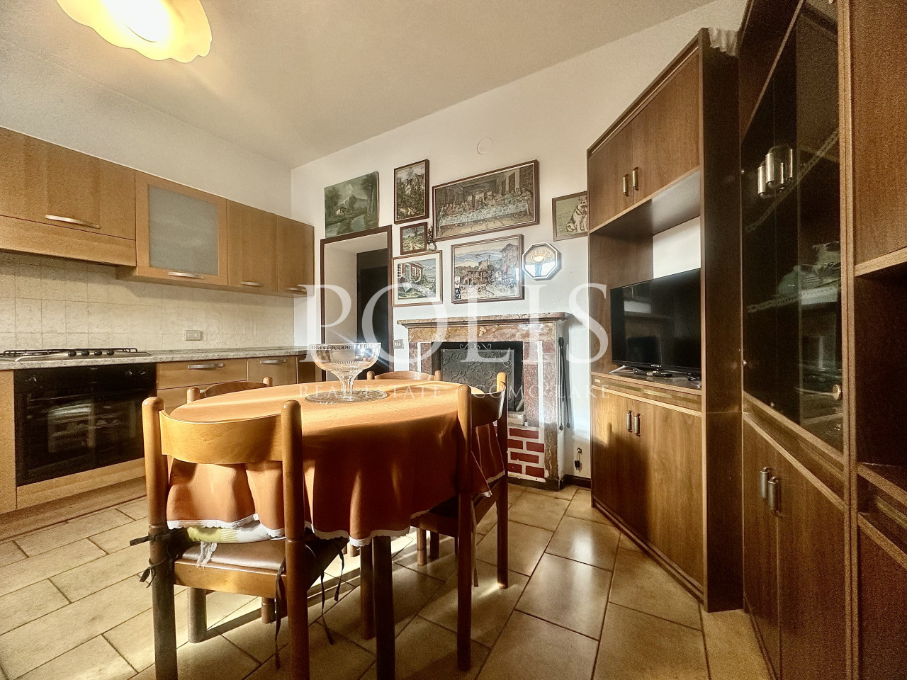 THREE-ROOM APARTMENT IN A RESIDENTIAL SETTING WITH PLENTY OF PARKING IN CERNOBBIO
