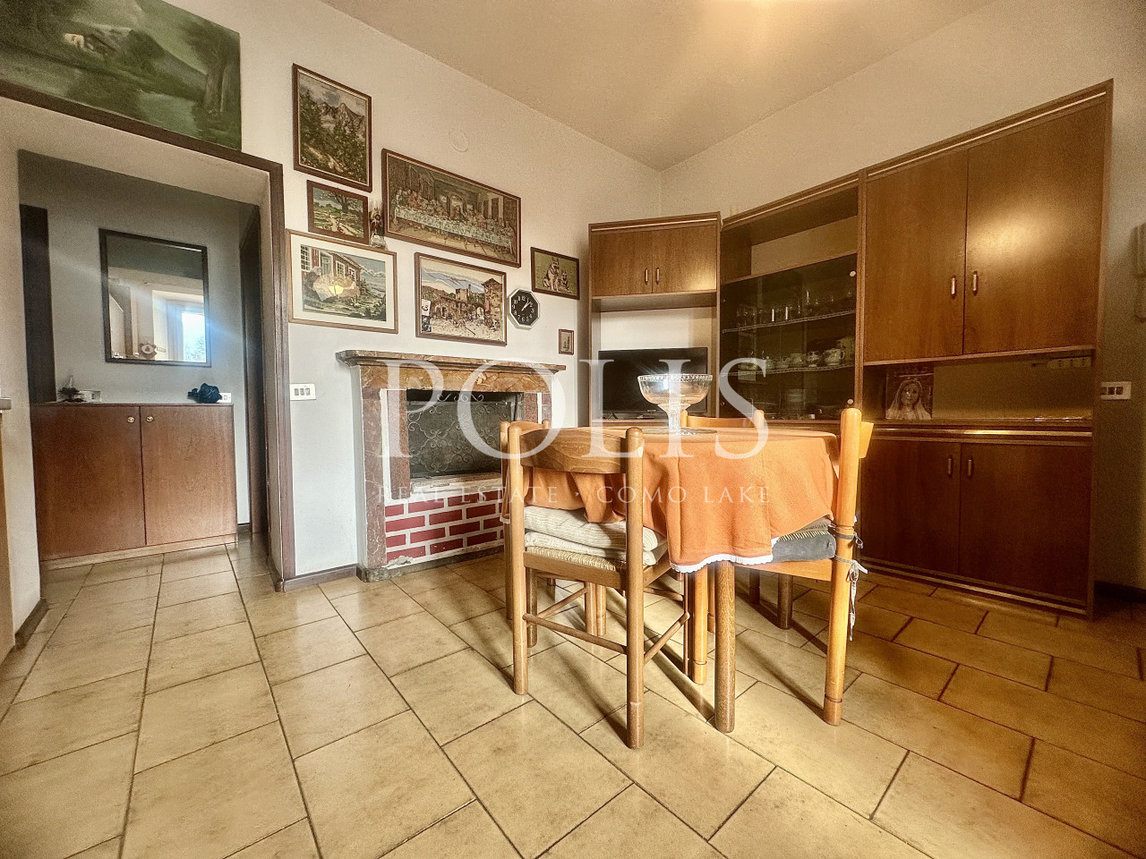 THREE-ROOM APARTMENT IN A RESIDENTIAL SETTING WITH PLENTY OF PARKING IN CERNOBBIO