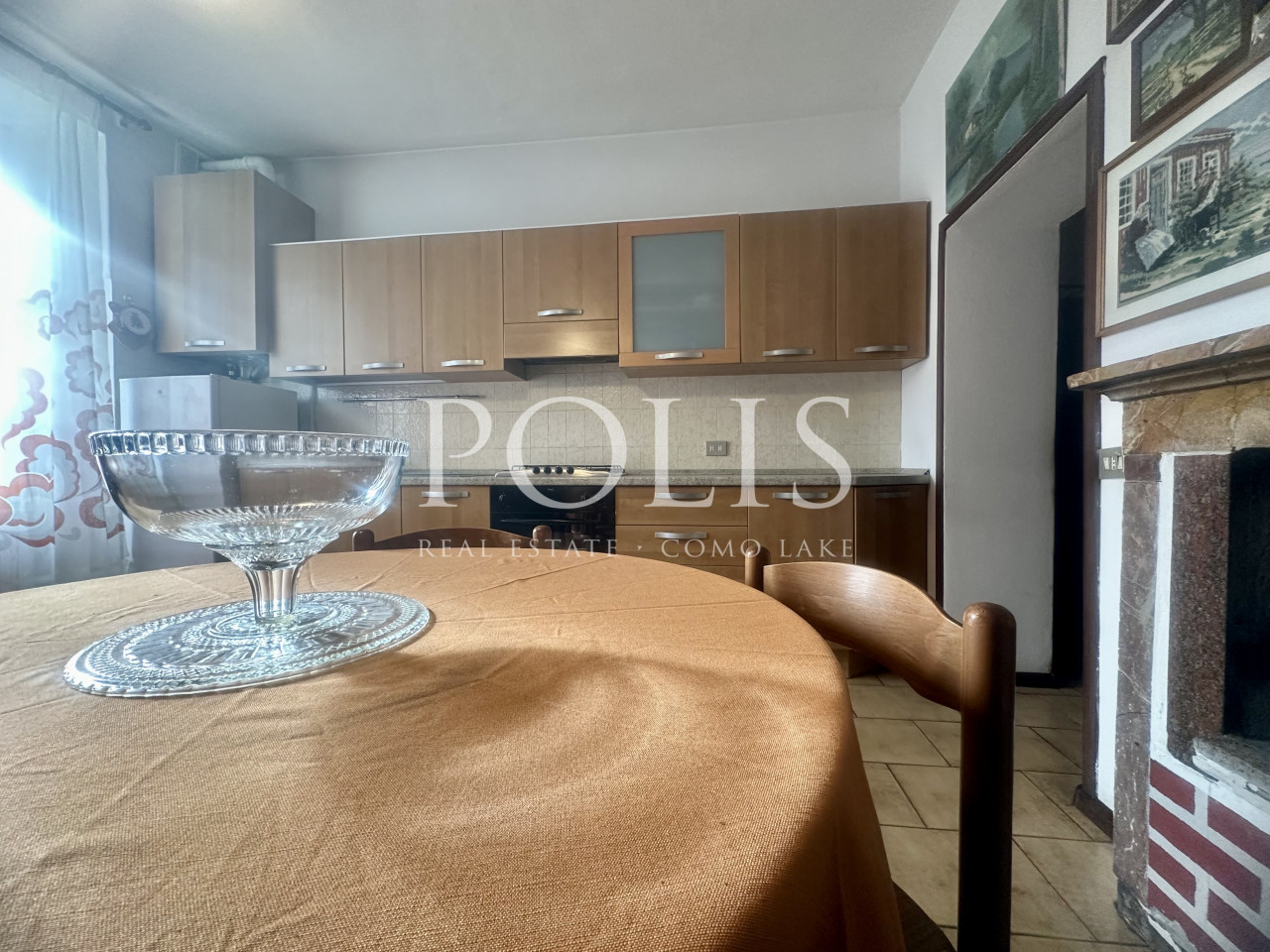 THREE-ROOM APARTMENT IN A RESIDENTIAL SETTING WITH PLENTY OF PARKING IN CERNOBBIO