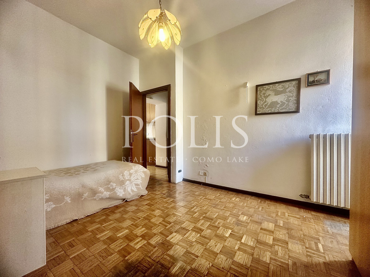 THREE-ROOM APARTMENT IN A RESIDENTIAL SETTING WITH PLENTY OF PARKING IN CERNOBBIO