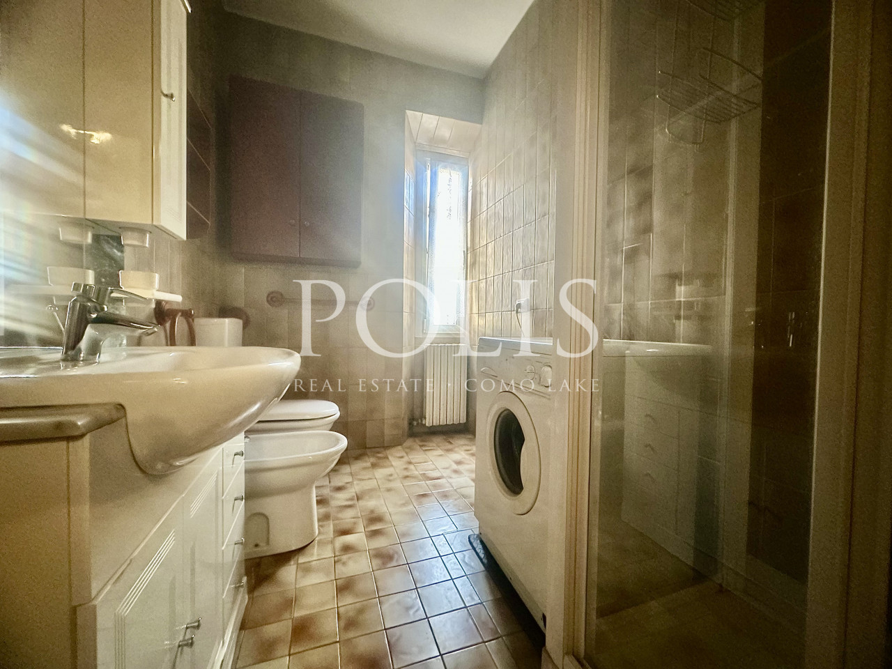THREE-ROOM APARTMENT IN A RESIDENTIAL SETTING WITH PLENTY OF PARKING IN CERNOBBIO