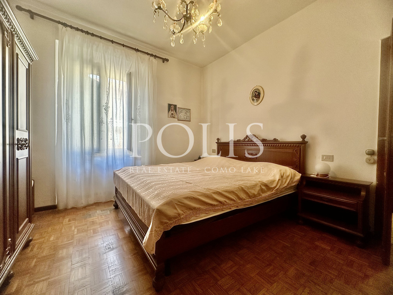 THREE-ROOM APARTMENT IN A RESIDENTIAL SETTING WITH PLENTY OF PARKING IN CERNOBBIO