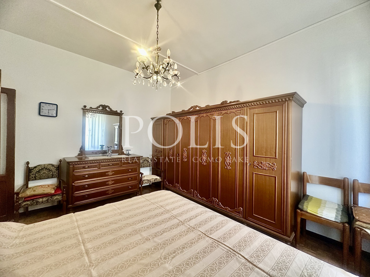 THREE-ROOM APARTMENT IN A RESIDENTIAL SETTING WITH PLENTY OF PARKING IN CERNOBBIO