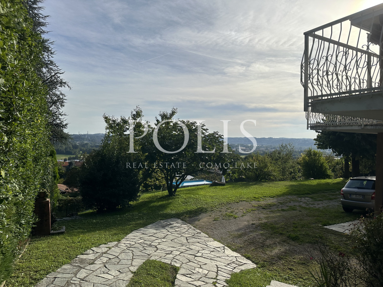 BELLA E AMPIA VILLA DA RISTRUTTURARE CON GIARDINO E VISTA SUL LAGO DI PUSIANO