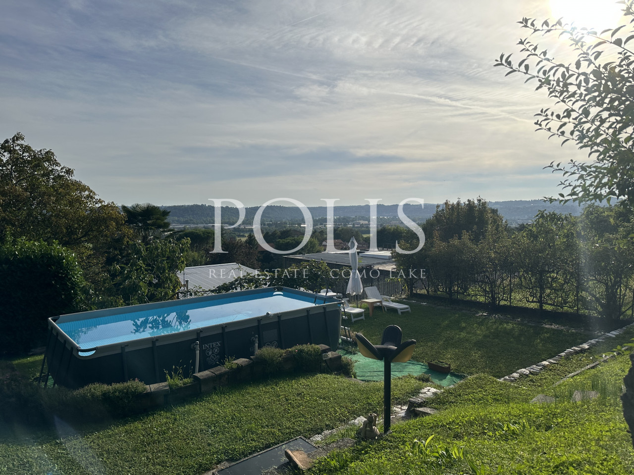 BELLA E AMPIA VILLA DA RISTRUTTURARE CON GIARDINO E VISTA SUL LAGO DI PUSIANO