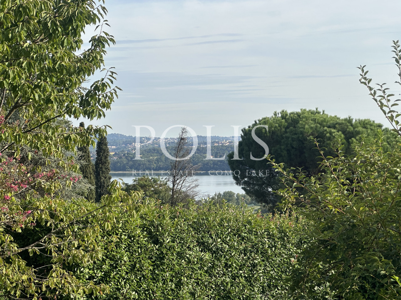 BELLA E AMPIA VILLA DA RISTRUTTURARE CON GIARDINO E VISTA SUL LAGO DI PUSIANO