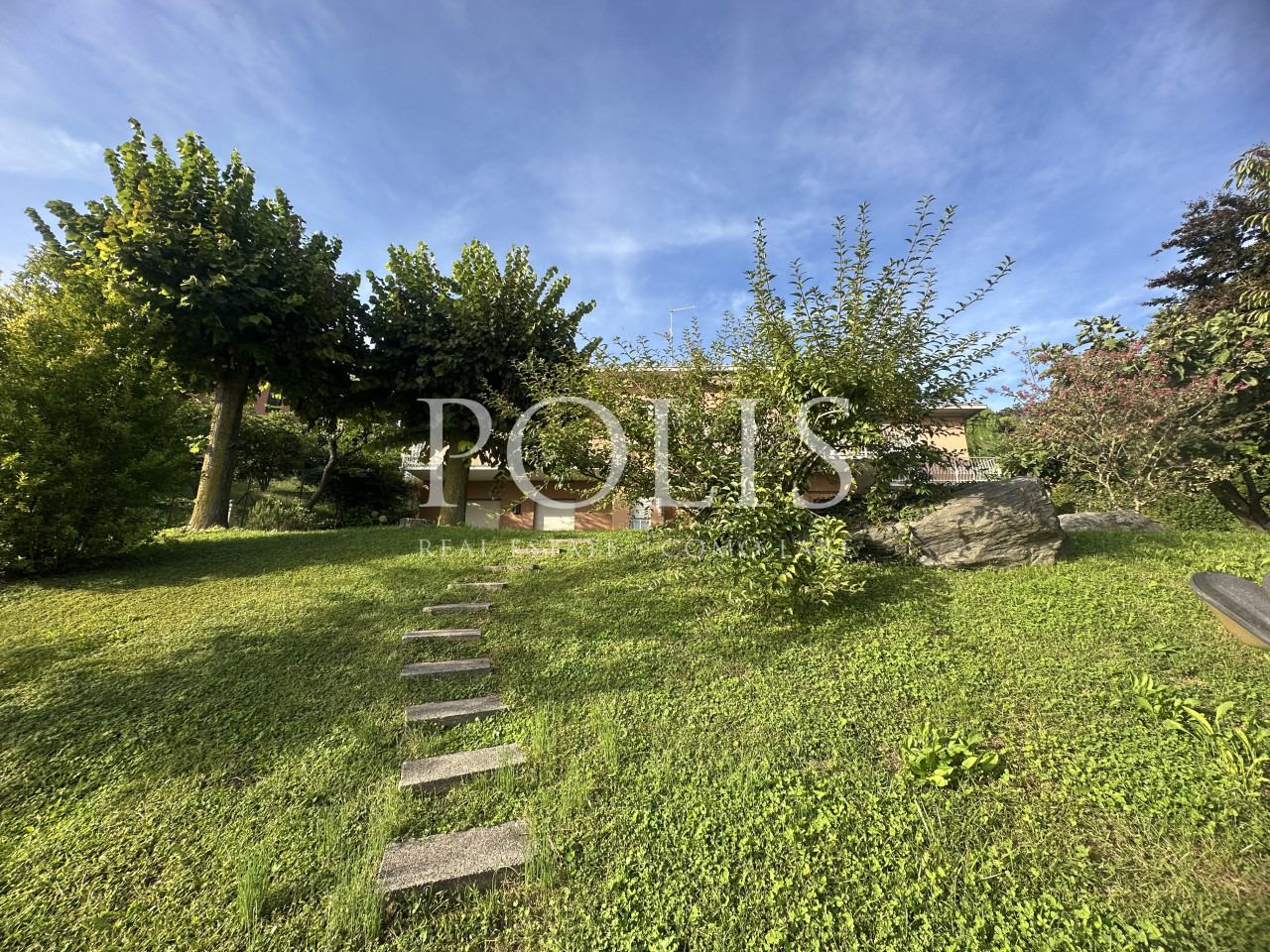 BELLA E AMPIA VILLA DA RISTRUTTURARE CON GIARDINO E VISTA SUL LAGO DI PUSIANO
