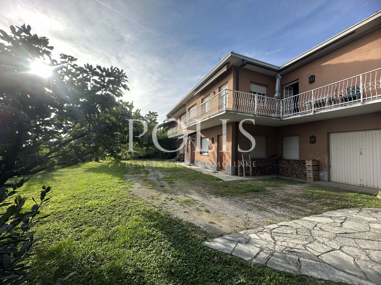 BELLA E AMPIA VILLA DA RISTRUTTURARE CON GIARDINO E VISTA SUL LAGO DI PUSIANO