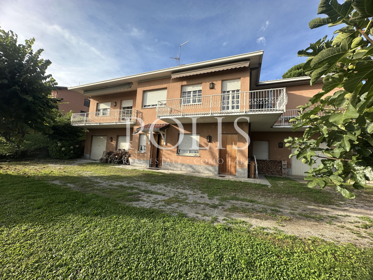 BELLA E AMPIA VILLA DA RISTRUTTURARE CON GIARDINO E VISTA SUL LAGO DI PUSIANO