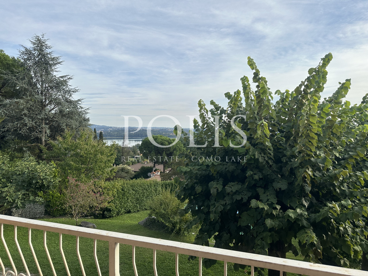 BELLA E AMPIA VILLA DA RISTRUTTURARE CON GIARDINO E VISTA SUL LAGO DI PUSIANO