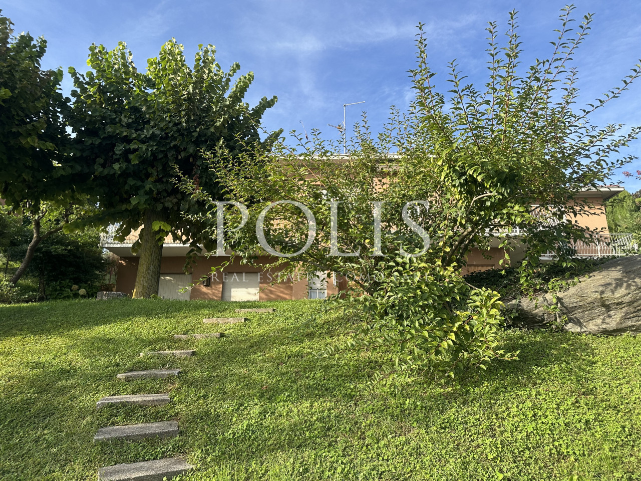 BELLA E AMPIA VILLA DA RISTRUTTURARE CON GIARDINO E VISTA SUL LAGO DI PUSIANO