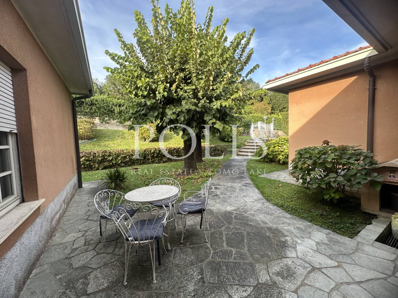 BELLA E AMPIA VILLA DA RISTRUTTURARE CON GIARDINO E VISTA SUL LAGO DI PUSIANO