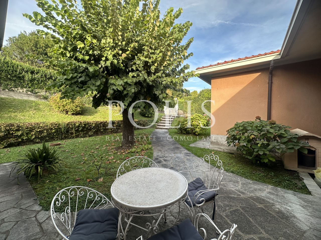 BELLA E AMPIA VILLA DA RISTRUTTURARE CON GIARDINO E VISTA SUL LAGO DI PUSIANO