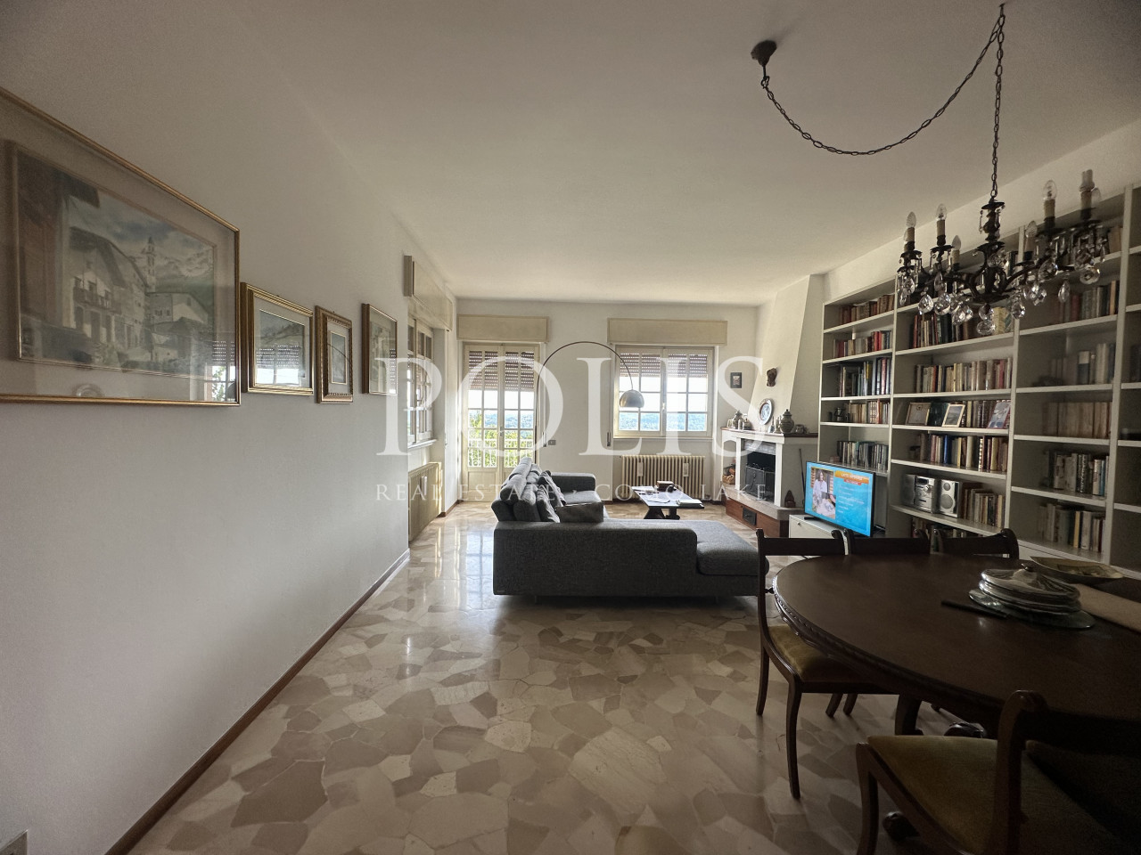 BELLA E AMPIA VILLA DA RISTRUTTURARE CON GIARDINO E VISTA SUL LAGO DI PUSIANO