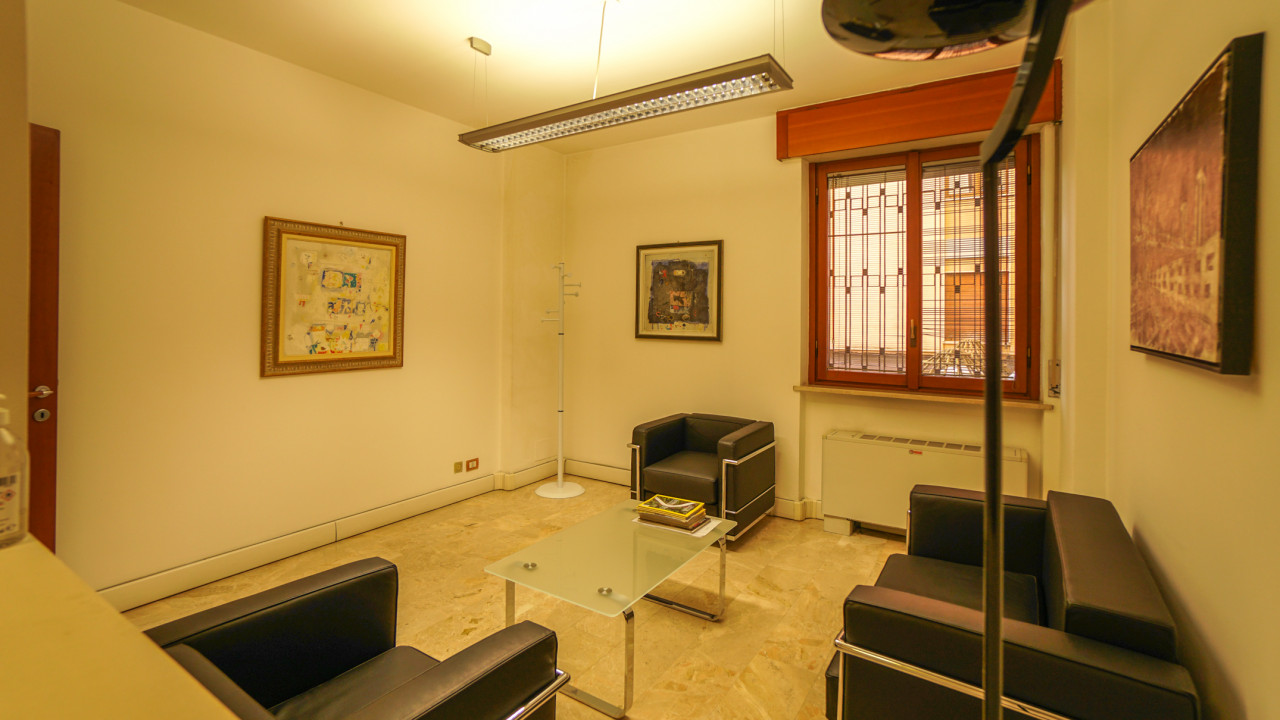 Ufficio al piano primo con due posti auto - corso Porta nuova verona in affitto a Verona — foto 5