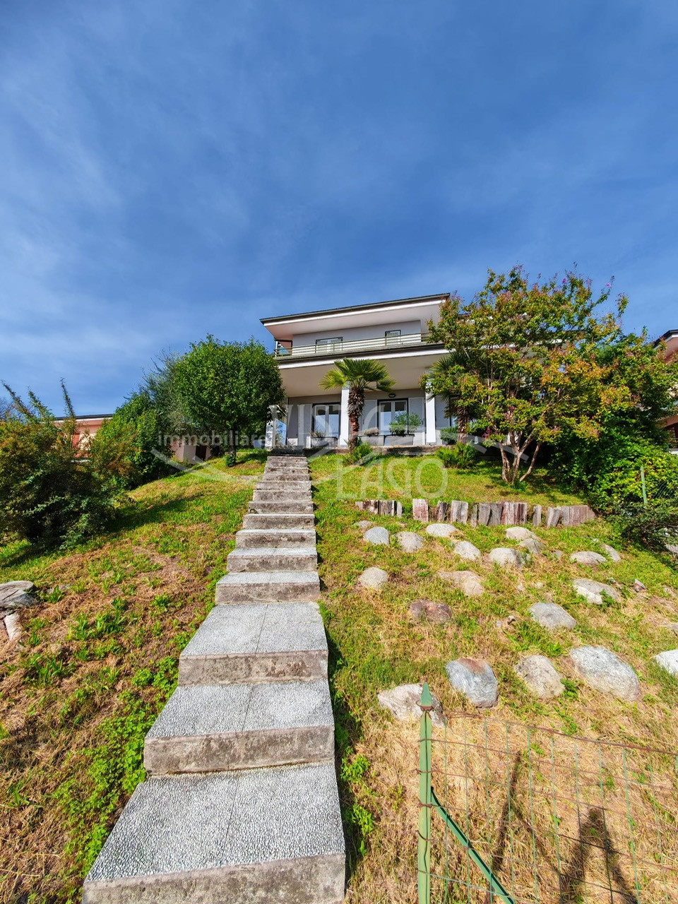 IN POSIZIONE TRANQUILLA VILLA UNIFAMILIARE CON GIARDINO COMPLETAMENTE RISTRUTTURATA