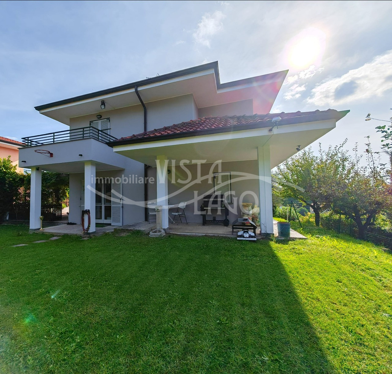 IN POSIZIONE TRANQUILLA VILLA UNIFAMILIARE CON GIARDINO COMPLETAMENTE RISTRUTTURATA