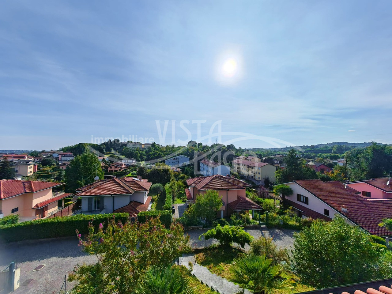 IN POSIZIONE TRANQUILLA VILLA UNIFAMILIARE CON GIARDINO COMPLETAMENTE RISTRUTTURATA