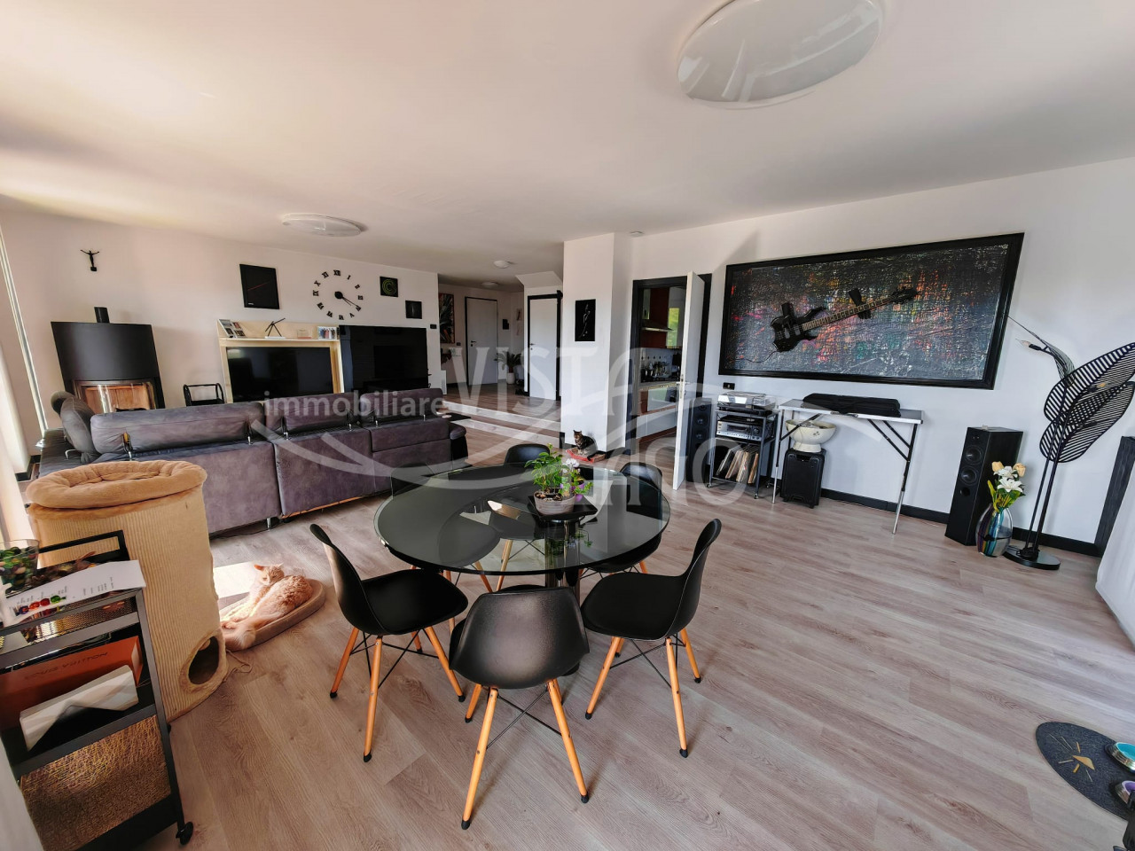 IN POSIZIONE TRANQUILLA VILLA UNIFAMILIARE CON GIARDINO COMPLETAMENTE RISTRUTTURATA