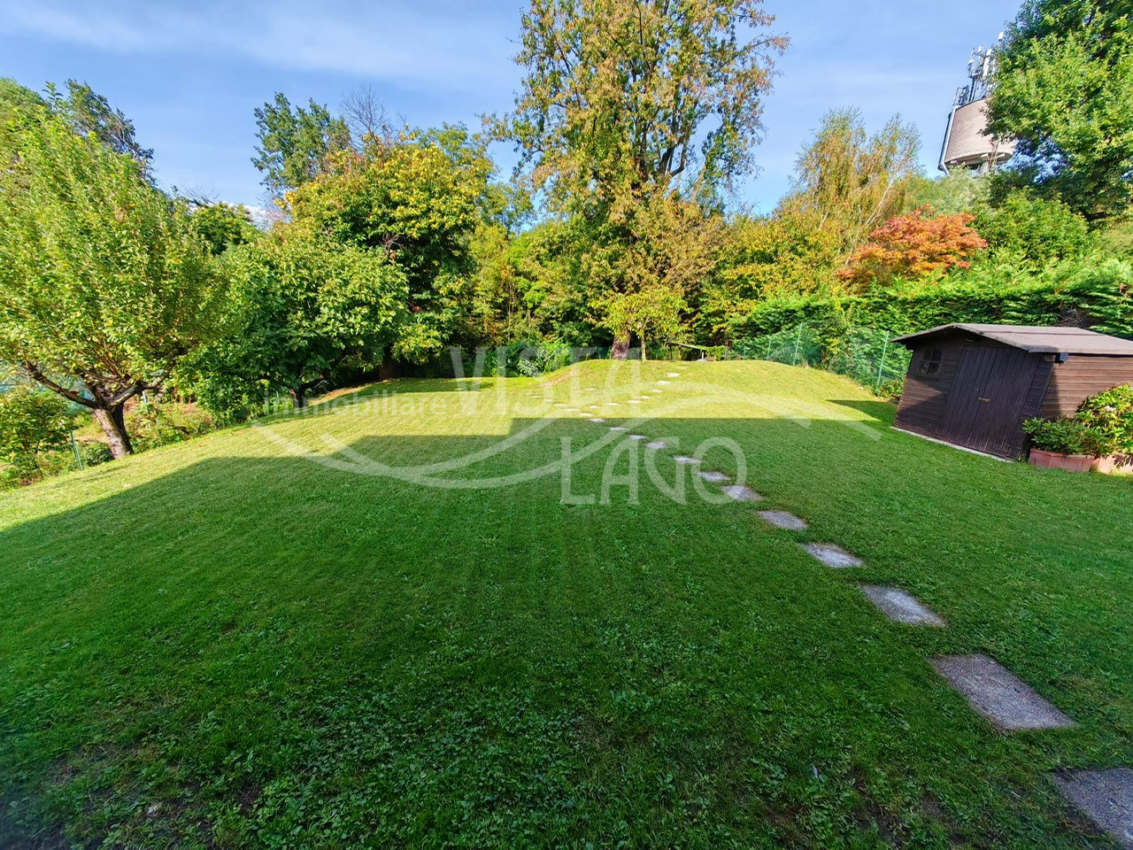 IN POSIZIONE TRANQUILLA VILLA UNIFAMILIARE CON GIARDINO COMPLETAMENTE RISTRUTTURATA