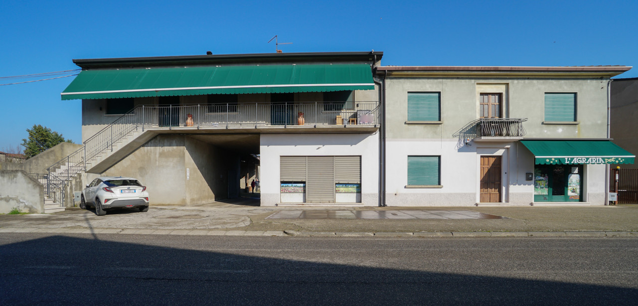 Abitazione, negozio, ufficio, magazzini e tettoie in vendita a Arcole — foto 1