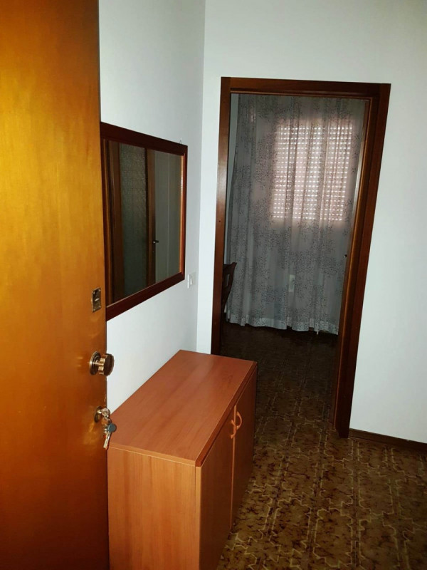 PIAZZALE PONTECORVO - CENTRO/OSPEDALE 
Mini-appartamento sito all'ultimo piano con ascensore, arr...