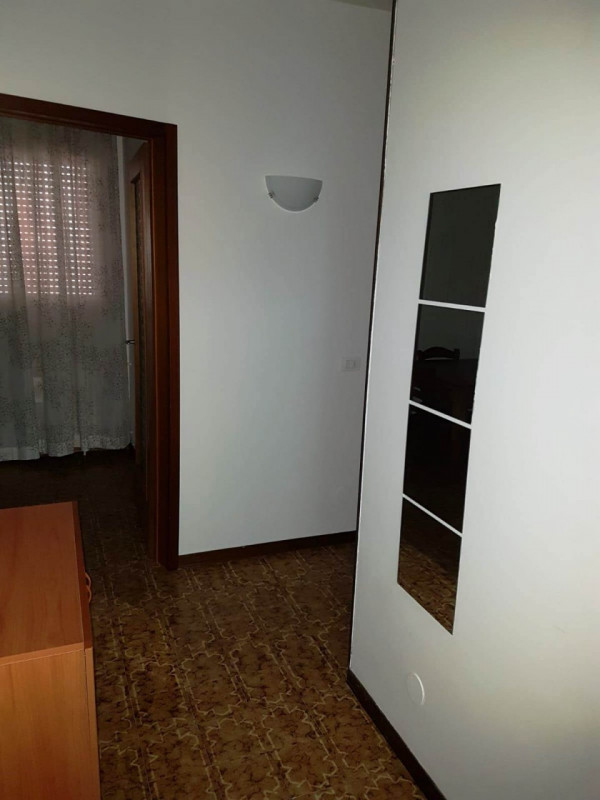 PIAZZALE PONTECORVO - CENTRO/OSPEDALE 
Mini-appartamento sito all'ultimo piano con ascensore, arr...