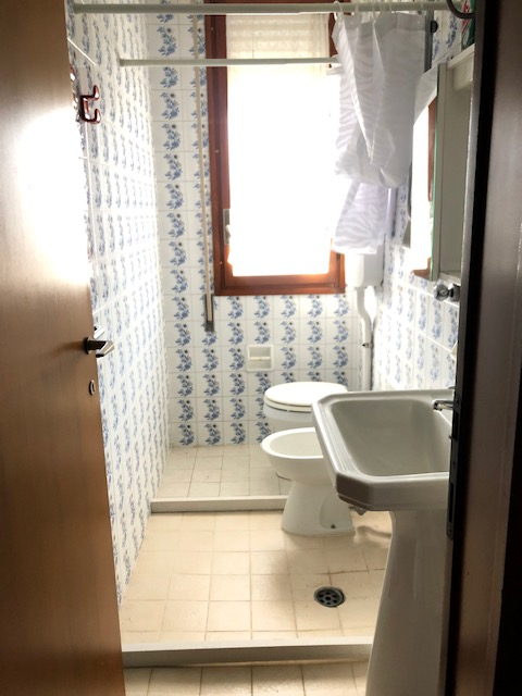 PIAZZALE PONTECORVO - CENTRO/OSPEDALE 
Mini-appartamento sito all'ultimo piano con ascensore, arr...