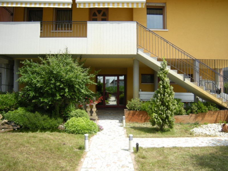 CAMPIGLIA dei BERICI: In posizione comoda al centro paese e alla S.s. Riviera Berica, proponiamo ...