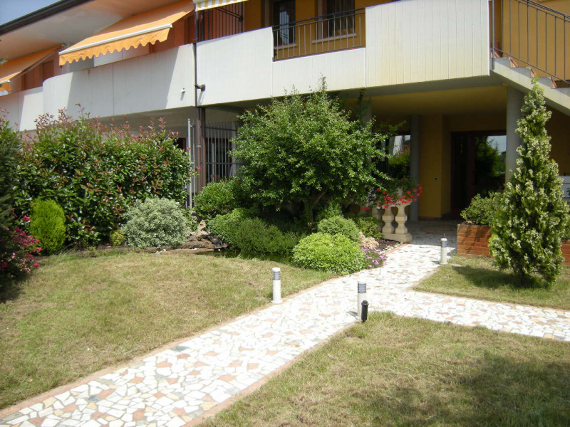 CAMPIGLIA dei BERICI: In posizione comoda al centro paese e alla S.s. Riviera Berica, proponiamo ...