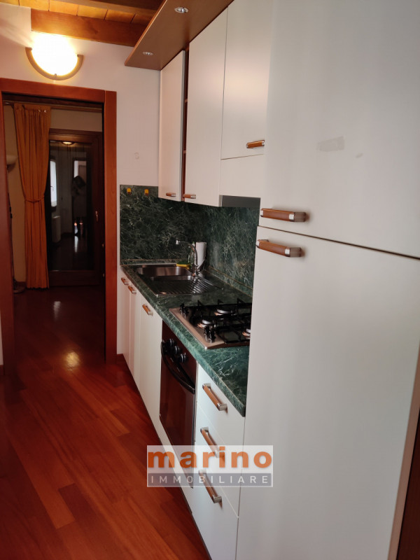 PADOVA CENTRO STORICO VIA SANTA SOFIA  Appartamento ristrutturato in elegante palazzetto di sole ...