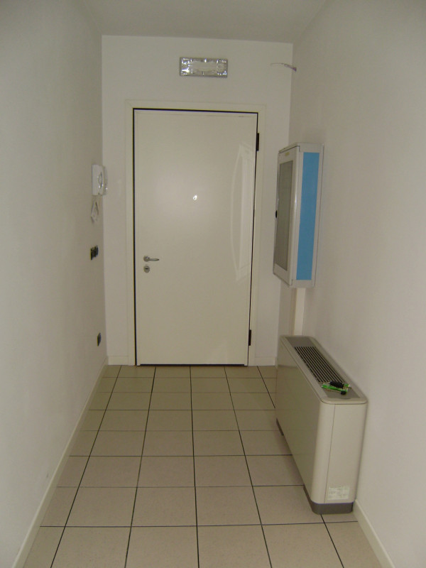 VENDESI UFFICIO di mq 90 circa al 2° e ULTIMO PIANO servito da ascensore 
GRANDI VETRATE LO RENDO...