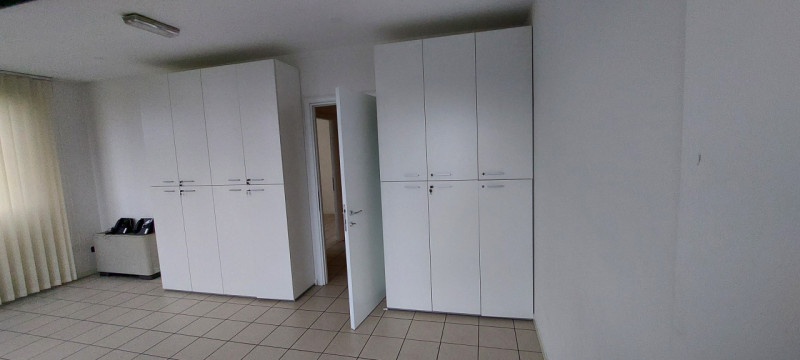 VENDESI UFFICIO di mq 90 circa al 2° e ULTIMO PIANO servito da ascensore 
GRANDI VETRATE LO RENDO...