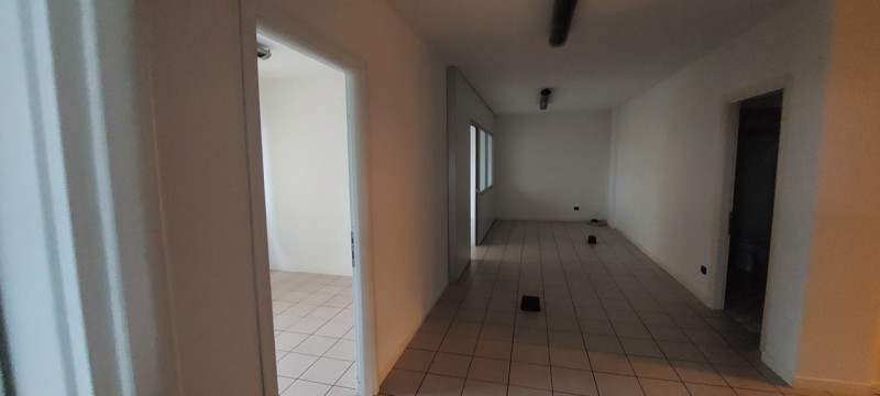 VENDESI UFFICIO di mq 90 circa al 2° e ULTIMO PIANO servito da ascensore 
GRANDI VETRATE LO RENDO...