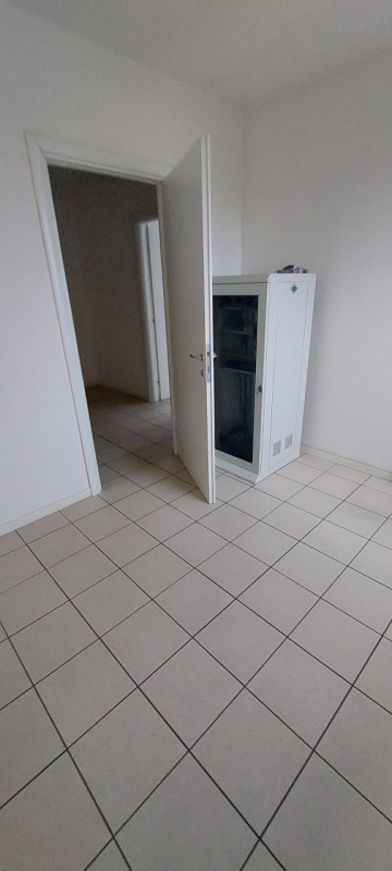 VENDESI UFFICIO di mq 90 circa al 2° e ULTIMO PIANO servito da ascensore 
GRANDI VETRATE LO RENDO...