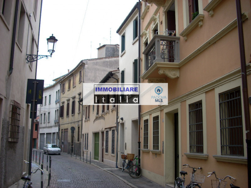 Affittasi monolocale nel cuore del centro storico di Padova, nella zona residenziale del Teatro V...