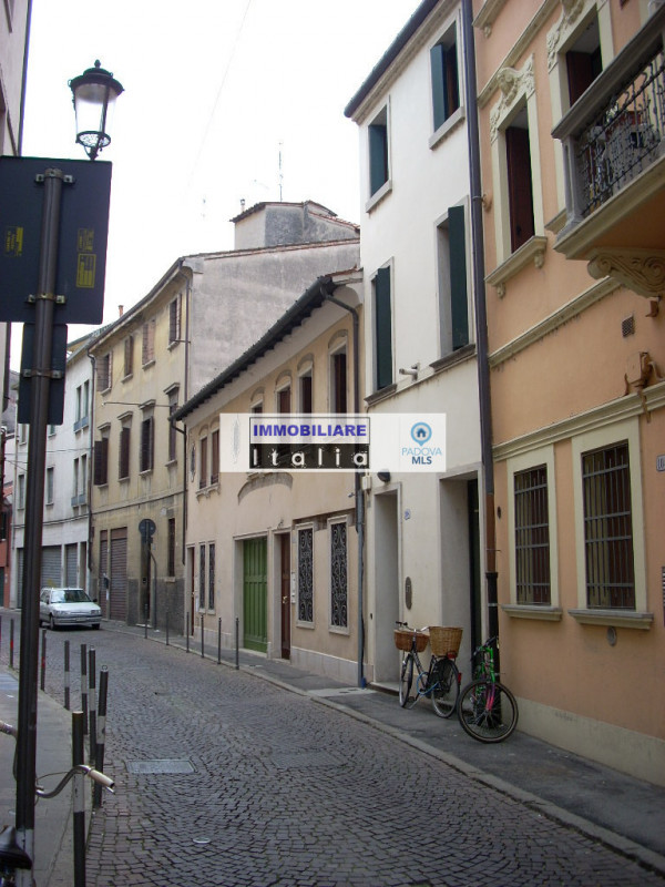 Affittasi monolocale nel cuore del centro storico di Padova, nella zona residenziale del Teatro V...