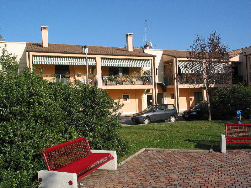 PONZANO VENETO fraz.Paderno, Via Dei Fanti, affittasi a persone referenziate con redditi document...