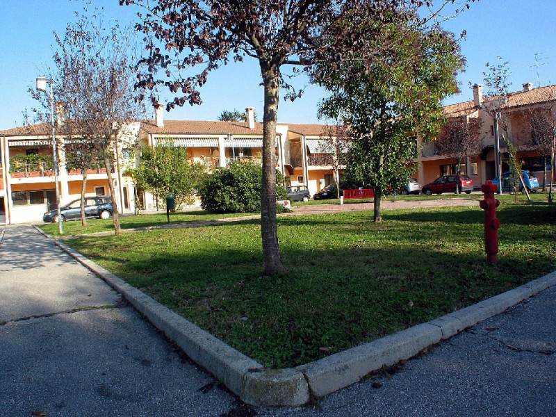 PONZANO VENETO fraz.Paderno, Via Dei Fanti, affittasi a persone referenziate con redditi document...