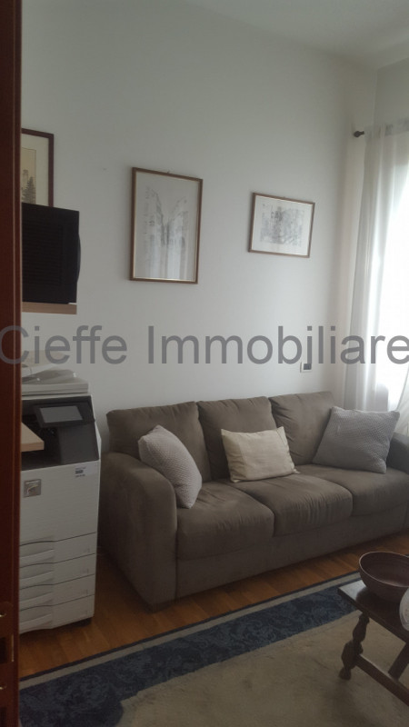 In palazzo signorile, proponiamo elegante ufficio ristrutturato al 2° piano, composto da ingresso...