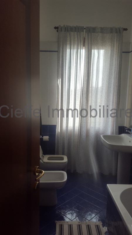 In palazzo signorile, proponiamo elegante ufficio ristrutturato al 2° piano, composto da ingresso...