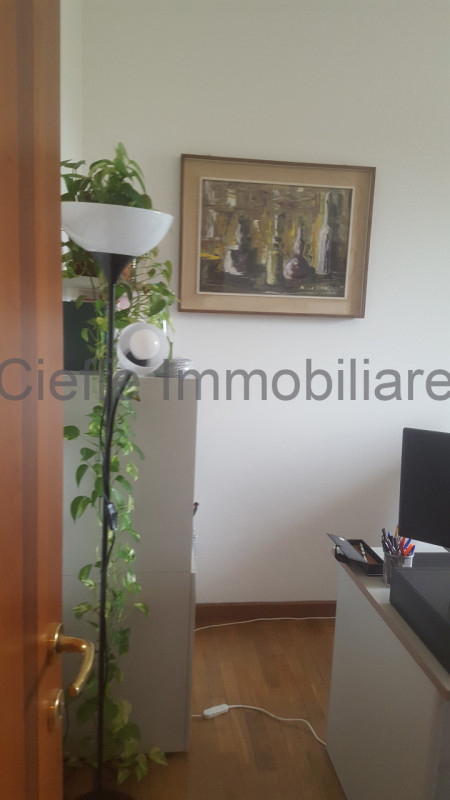 In palazzo signorile, proponiamo elegante ufficio ristrutturato al 2° piano, composto da ingresso...