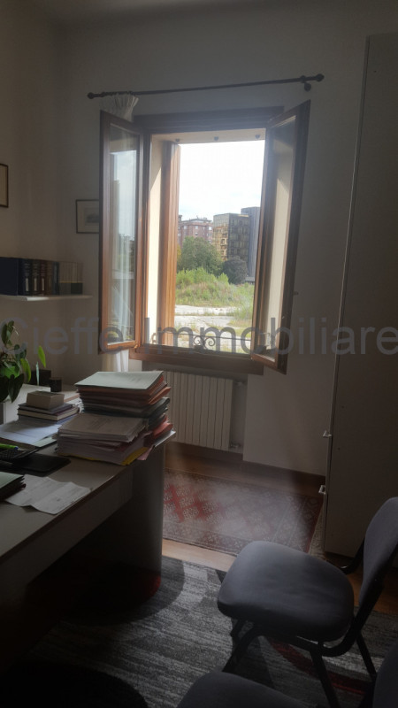 In palazzo signorile, proponiamo elegante ufficio ristrutturato al 2° piano, composto da ingresso...