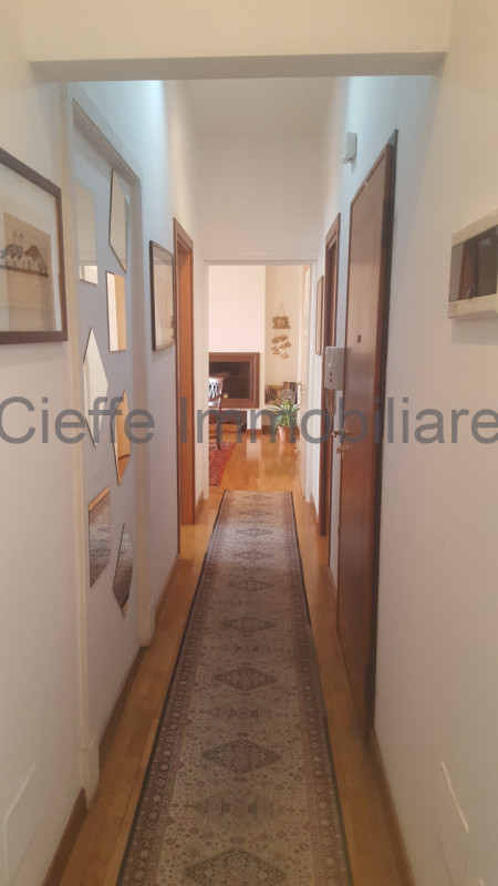 In palazzo signorile, proponiamo elegante ufficio ristrutturato al 2° piano, composto da ingresso...