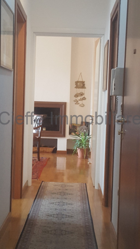 In palazzo signorile, proponiamo elegante ufficio ristrutturato al 2° piano, composto da ingresso...