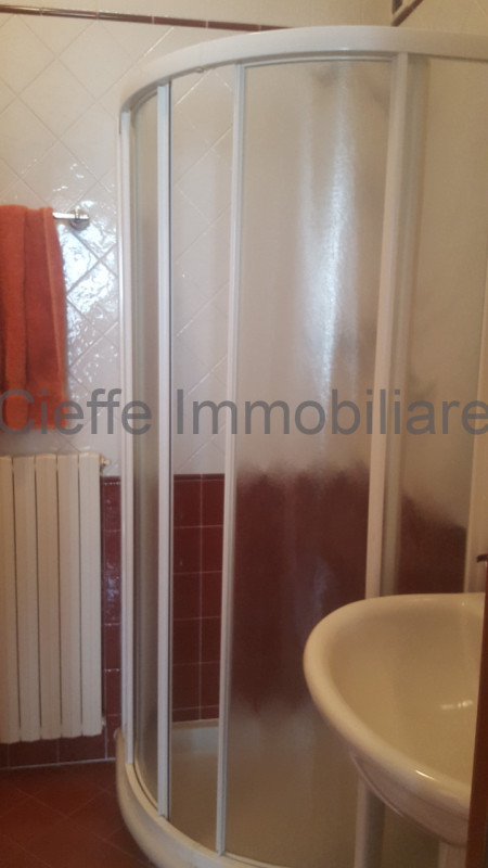 In palazzo signorile, proponiamo elegante ufficio ristrutturato al 2° piano, composto da ingresso...