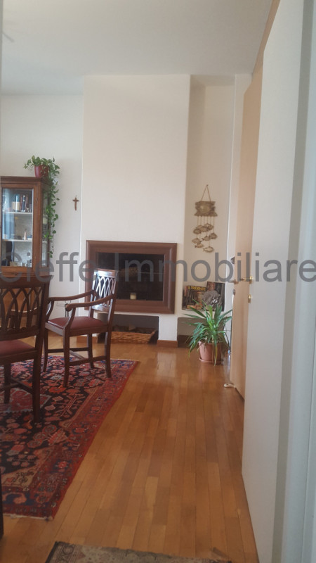 In palazzo signorile, proponiamo elegante ufficio ristrutturato al 2° piano, composto da ingresso...