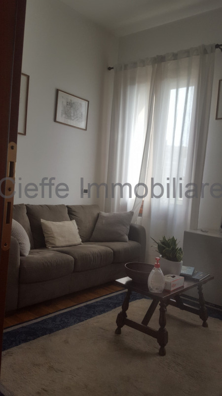 In palazzo signorile, proponiamo elegante ufficio ristrutturato al 2° piano, composto da ingresso...