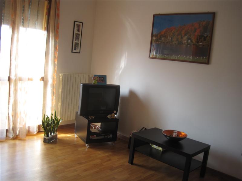 Zona centrale, tranquilla e ben servita del paese, proponiamo un appartamento su palazzina di sol...